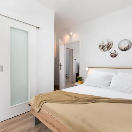 Apartman With Parking Space - 6922 *